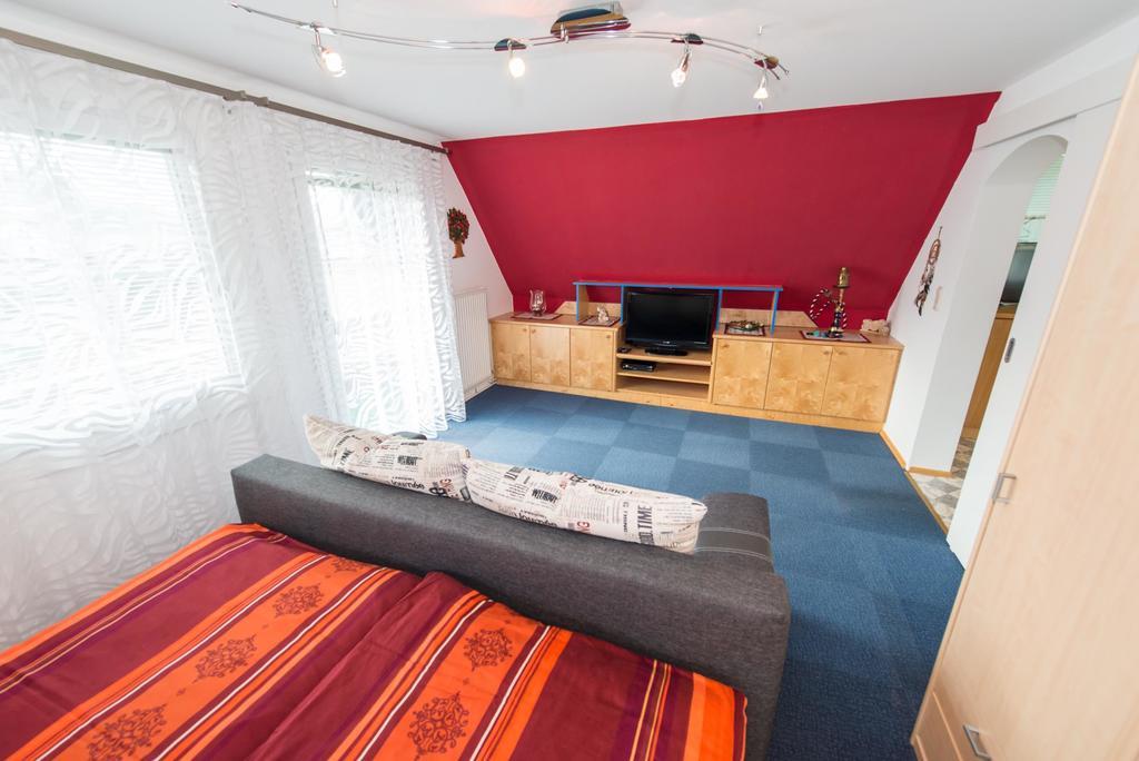 Fewo Steiner Apartment Tropolach Bilik gambar